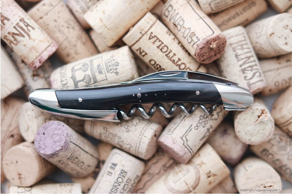Forge De Laguiole Sommelier proptrækker med mørk horn og højglanspoleret finish.