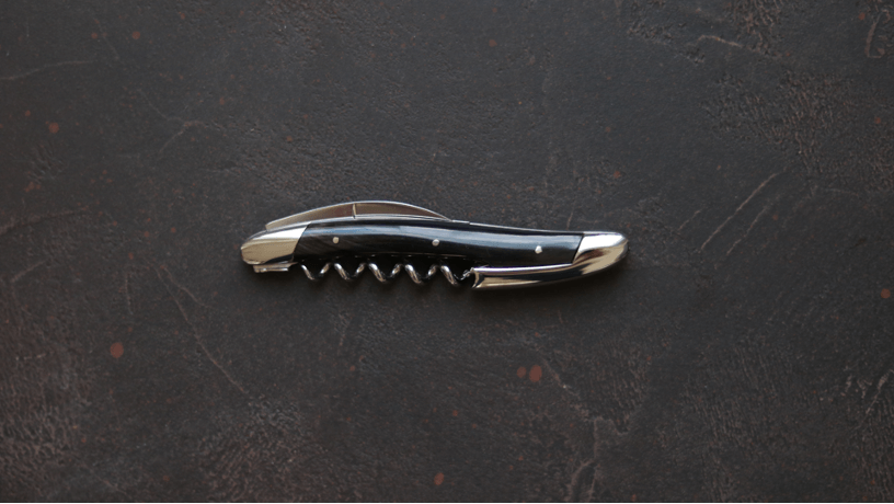 Forge De Laguiole Sommelier proptrækker med mørk horn og højglanspoleret finish.