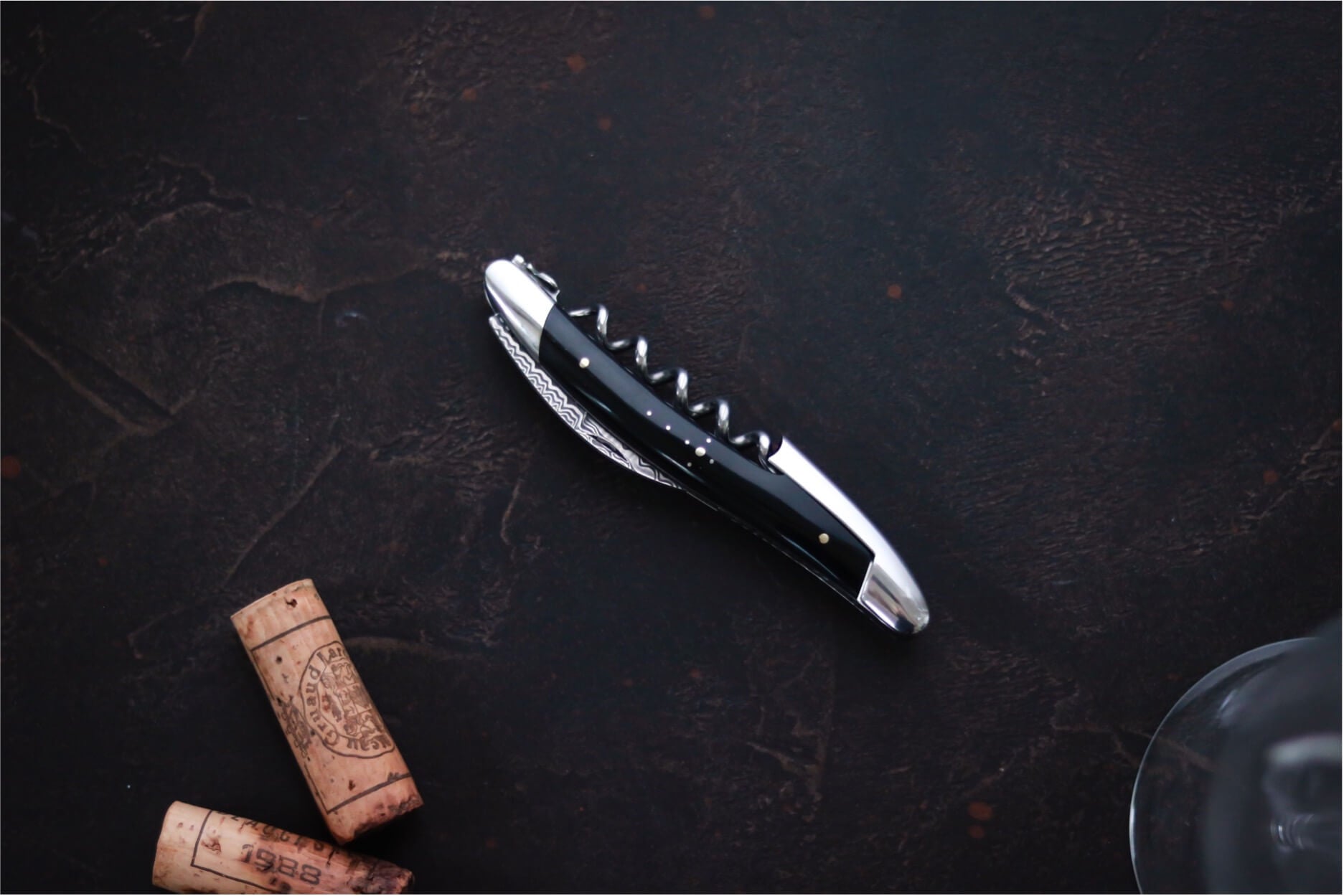 Forge De Laguiole Sommelier proptrækker med mørk horn og højglanspoleret finish.