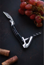 Forge De Laguiole Sommelier proptrækker med mørk horn og højglanspoleret finish.
