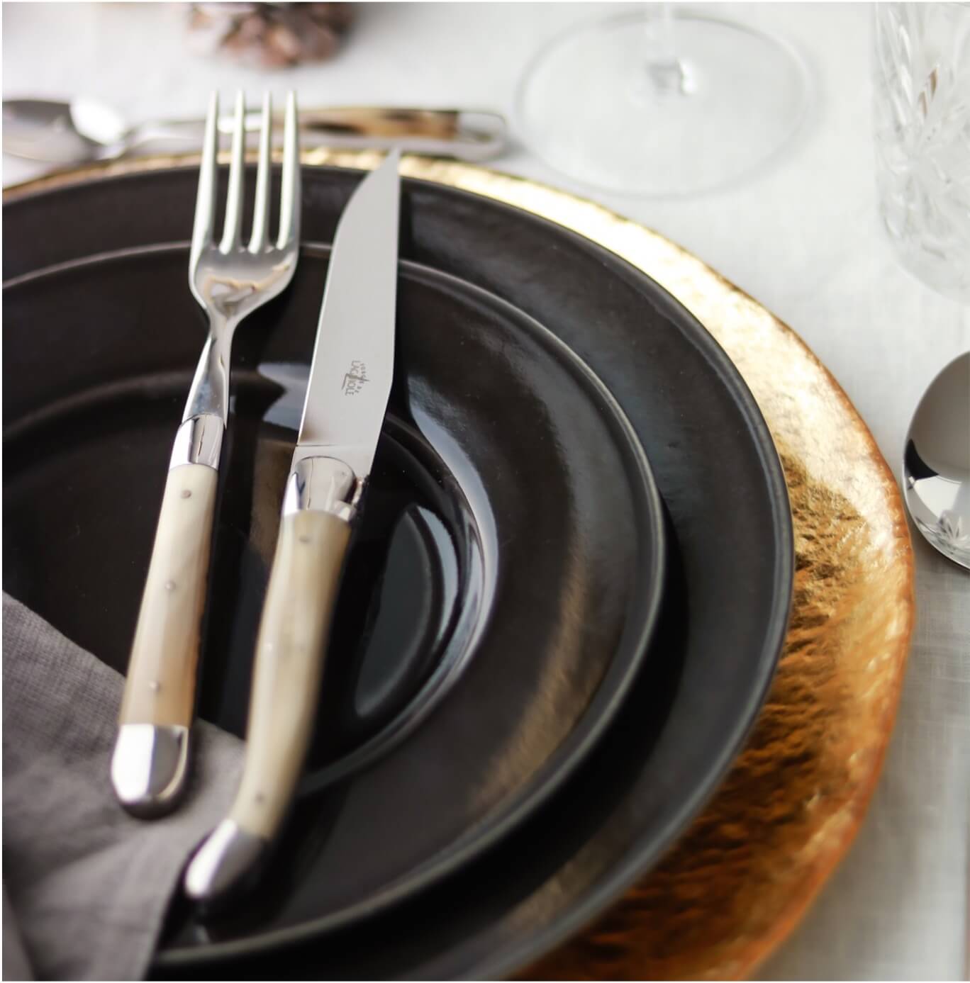 Forge De Laguiole med Lyst hornhåndtag og brillant rustfri stålklinge
