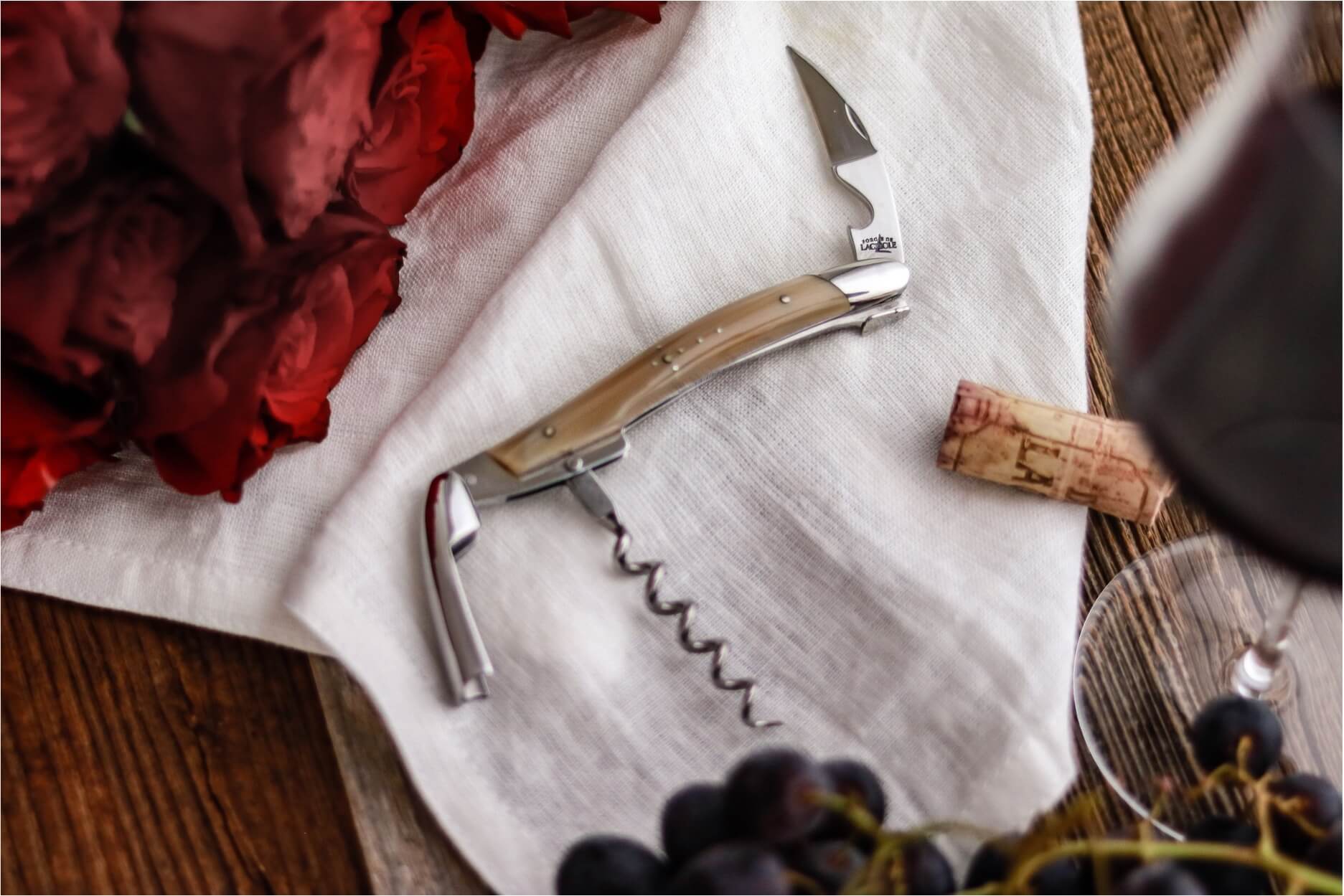 Forge De Laguiole Sommelier proptrækker med Lyst Horn og højglanspoleret finish.

