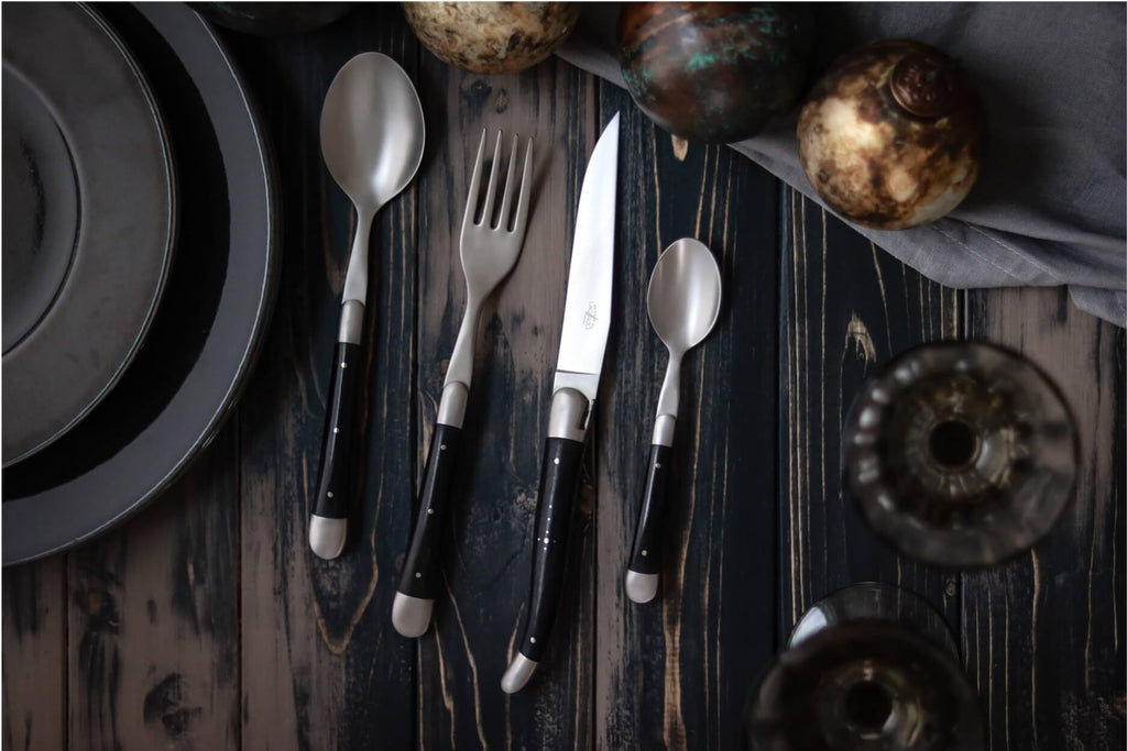 Forge De Laguiole knive med ibenholtshåndtag og satinfinish i rustfrit stål
