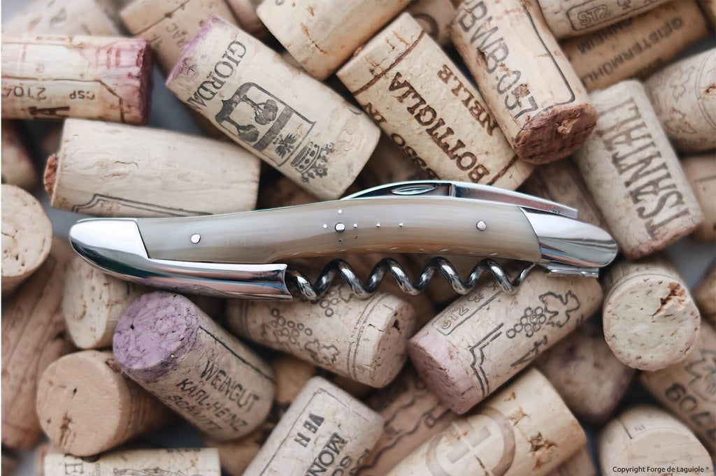 Forge De Laguiole Sommelier proptrækker med Lyst Horn og højglanspoleret finish.
