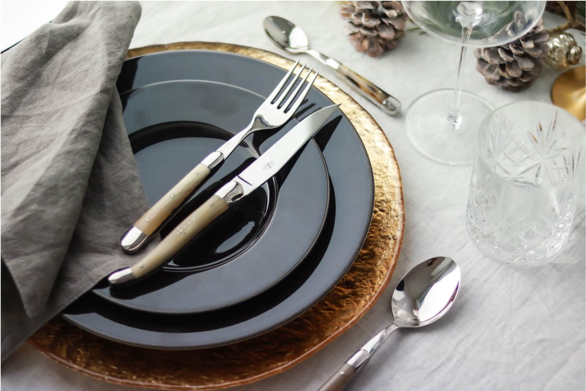 Forge De Laguiole med Lyst hornhåndtag og brillant rustfri stålklinge
